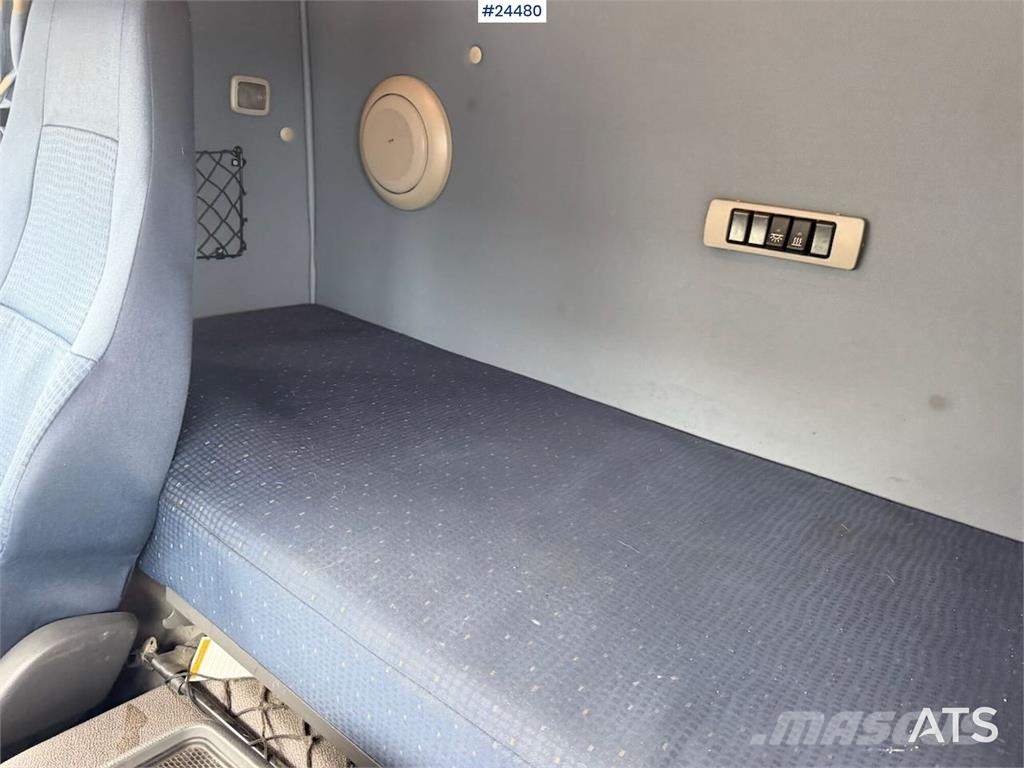 Volvo FM 380 box truck with full side opening, tail lift 貨箱式卡車