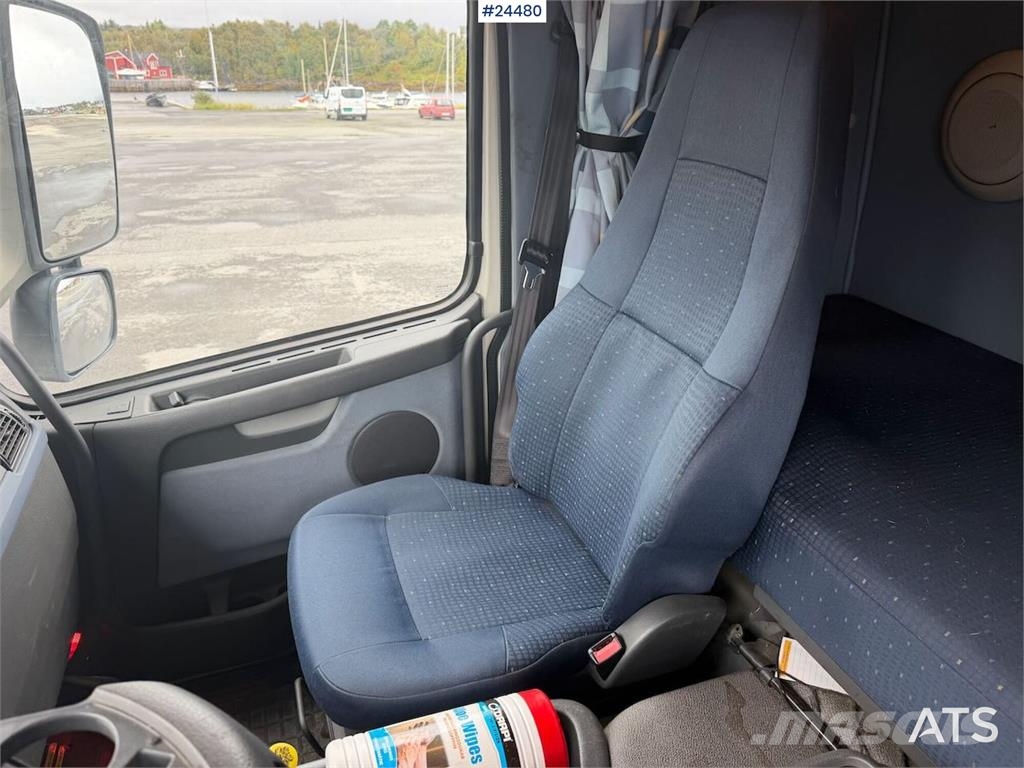 Volvo FM 380 box truck with full side opening, tail lift 貨箱式卡車