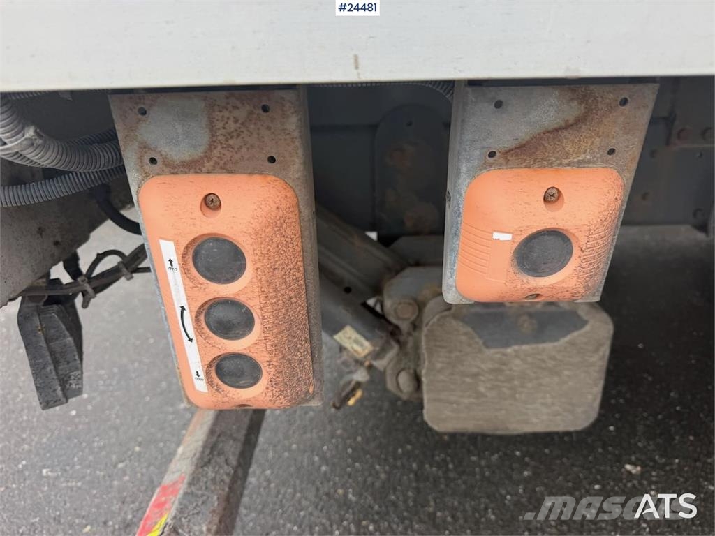 Volvo FM 380 box truck with full side opening, tail lift 冷凍冷蔵車