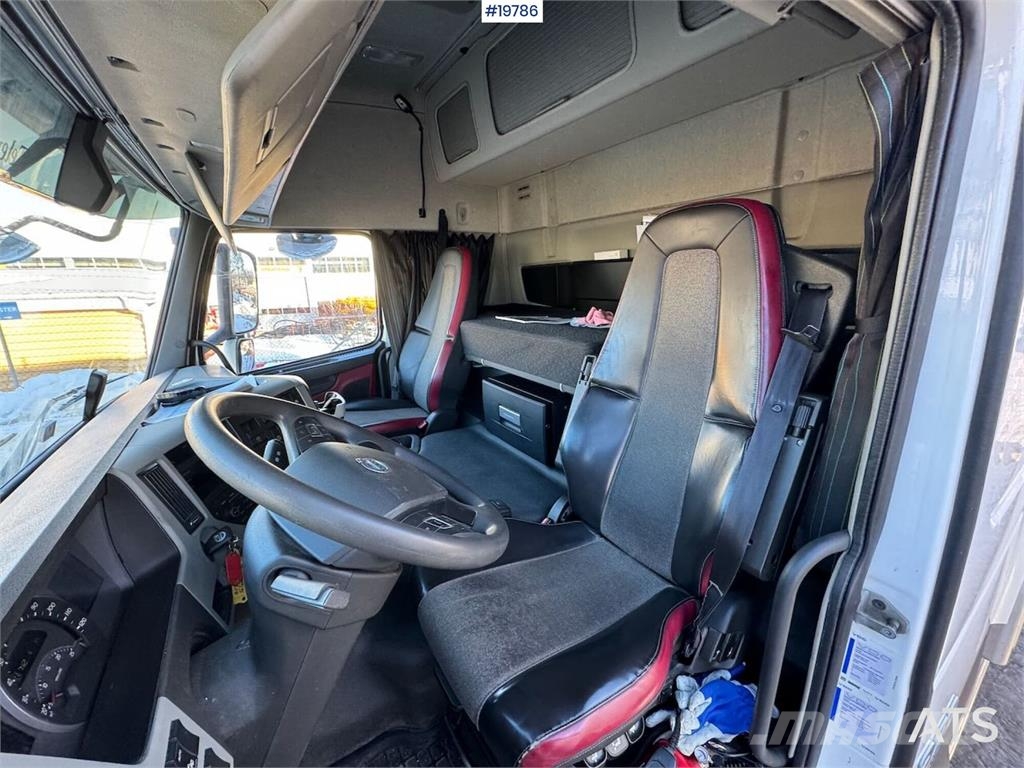 Volvo FM370 box truck w/ full side opening and lift. WAT Furgons