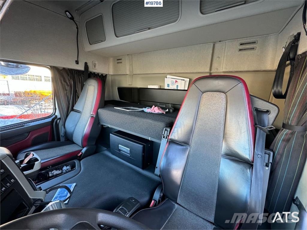 Volvo FM370 box truck w/ full side opening and lift. WAT Furgons