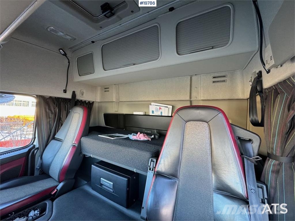 Volvo FM370 box truck w/ full side opening and lift. WAT Furgons
