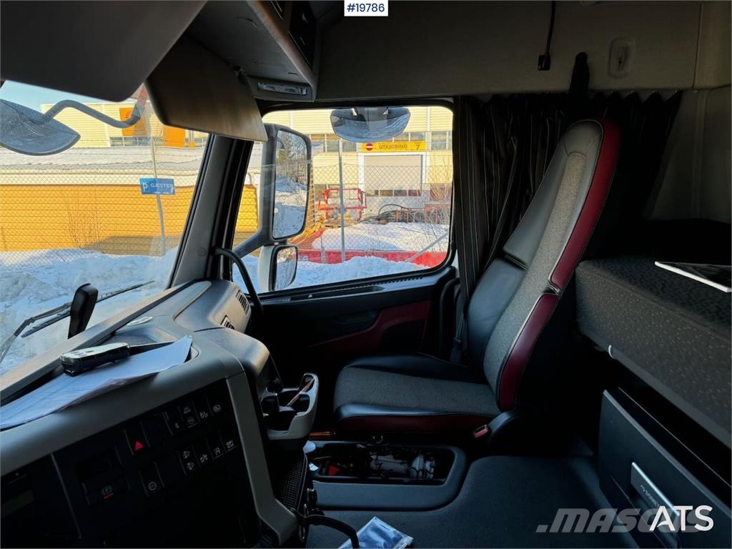 Volvo FM370 box truck w/ full side opening and lift. WAT Furgons
