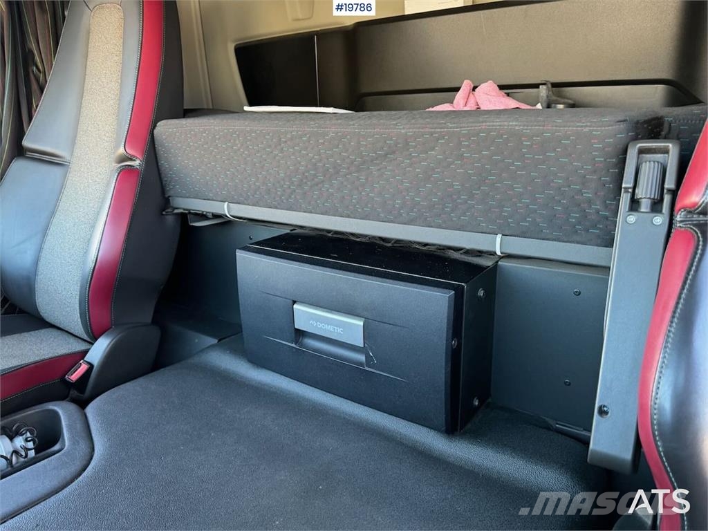 Volvo FM370 box truck w/ full side opening and lift. WAT Furgons