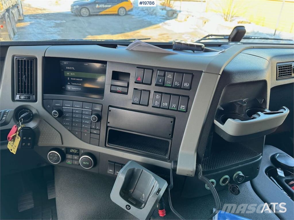 Volvo FM370 box truck w/ full side opening and lift. WAT Furgons