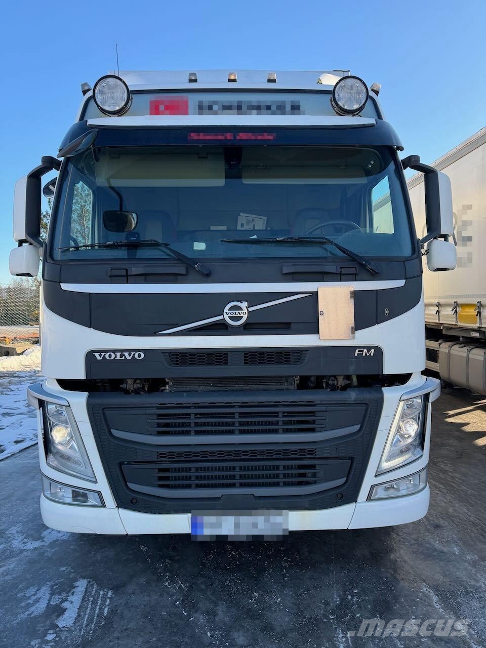 Volvo FM370 box truck w/ full side opening and lift. WAT Furgons