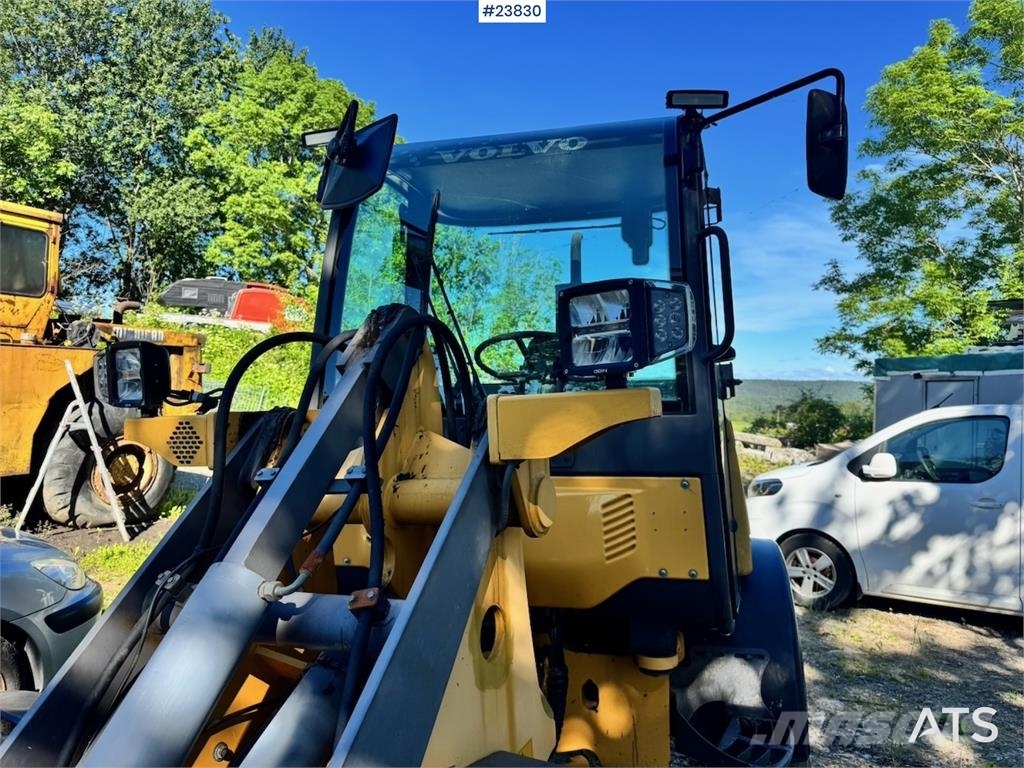 Volvo L25B Wheel Loader with Bucket and Pallet Forks Iekrāvēji uz riteņiem
