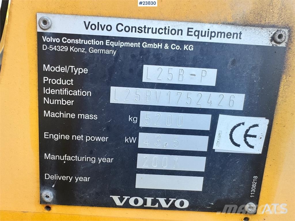 Volvo L25B Wheel Loader with Bucket and Pallet Forks Iekrāvēji uz riteņiem