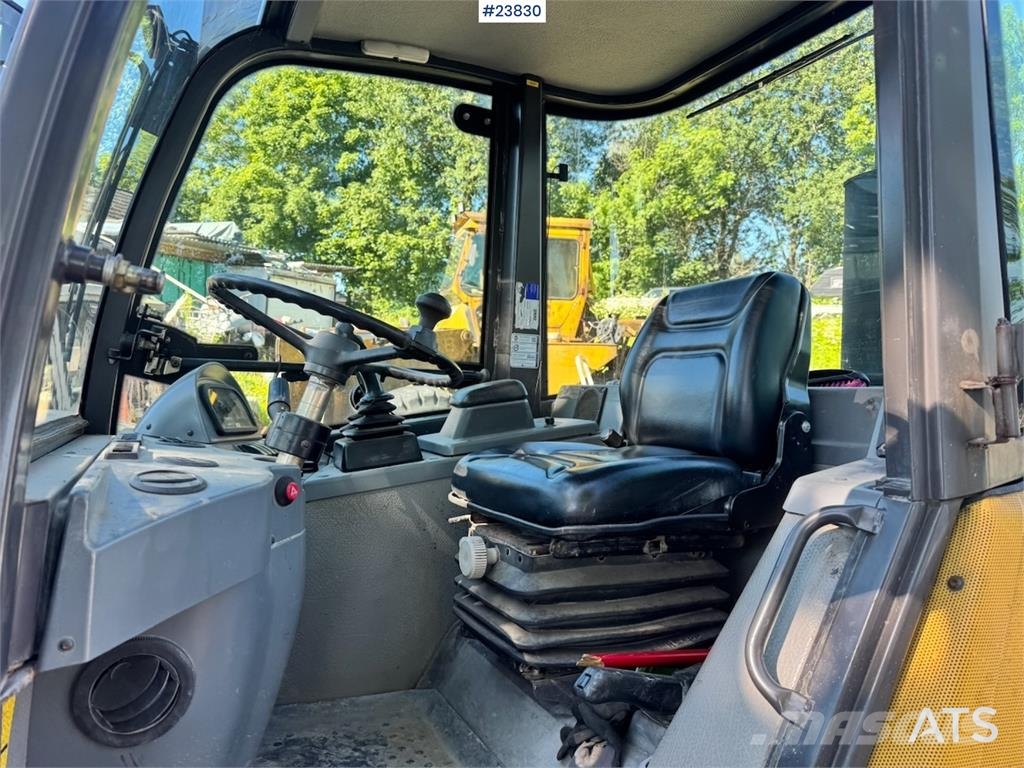 Volvo L25B Wheel Loader with Bucket and Pallet Forks Iekrāvēji uz riteņiem