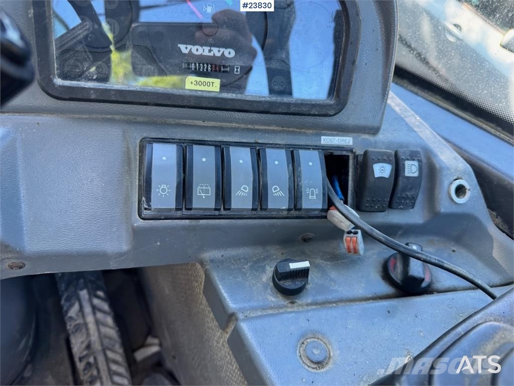 Volvo L25B Wheel Loader with Bucket and Pallet Forks Iekrāvēji uz riteņiem