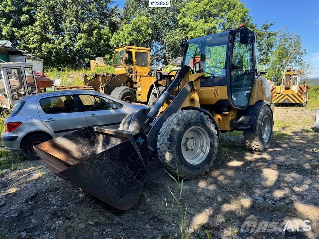 Volvo L25B Wheel Loader with Bucket and Pallet Forks Iekrāvēji uz riteņiem