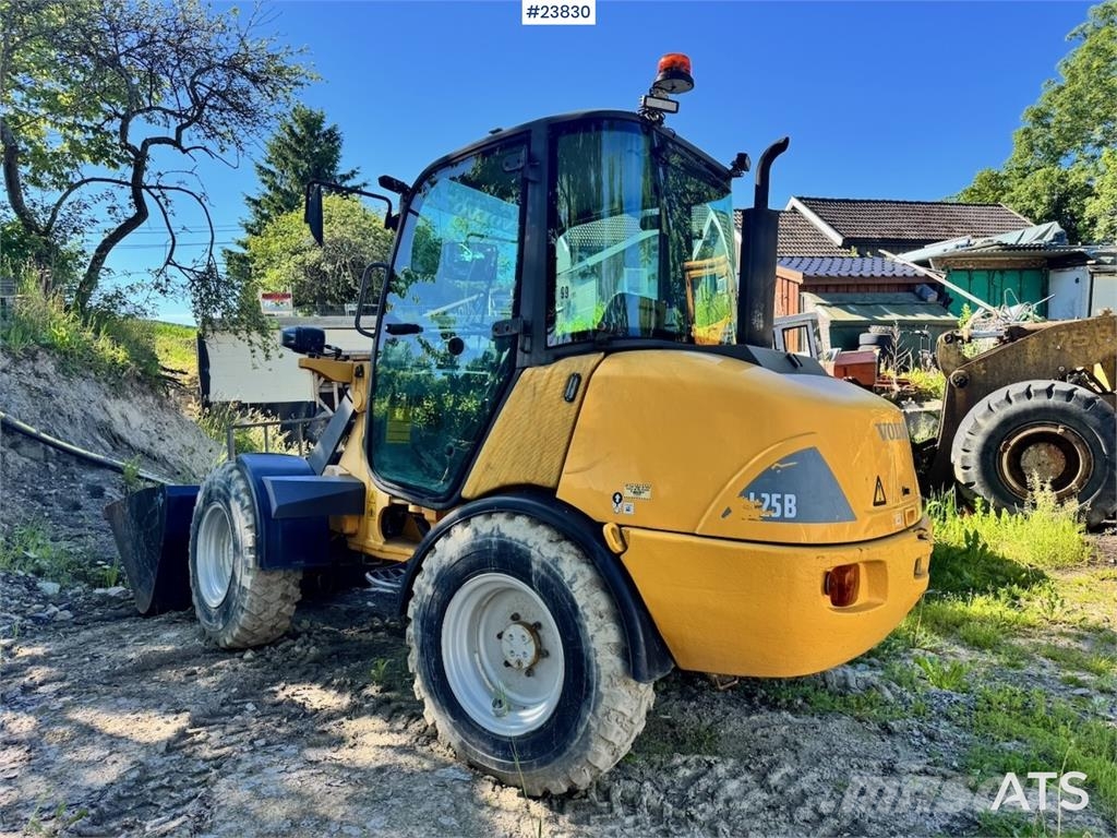 Volvo L25B Wheel Loader with Bucket and Pallet Forks Iekrāvēji uz riteņiem