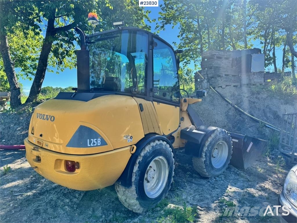 Volvo L25B Wheel Loader with Bucket and Pallet Forks Iekrāvēji uz riteņiem