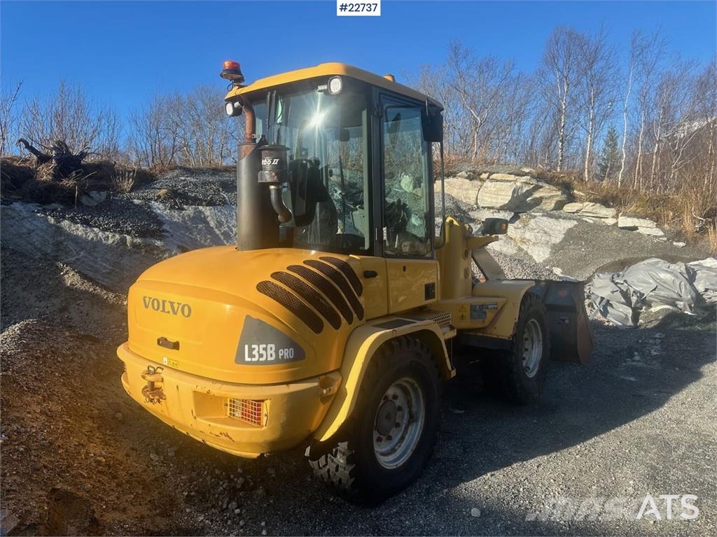 Volvo L35B wheel loader w/ bucket, pallet forks and new 輪胎式裝載機