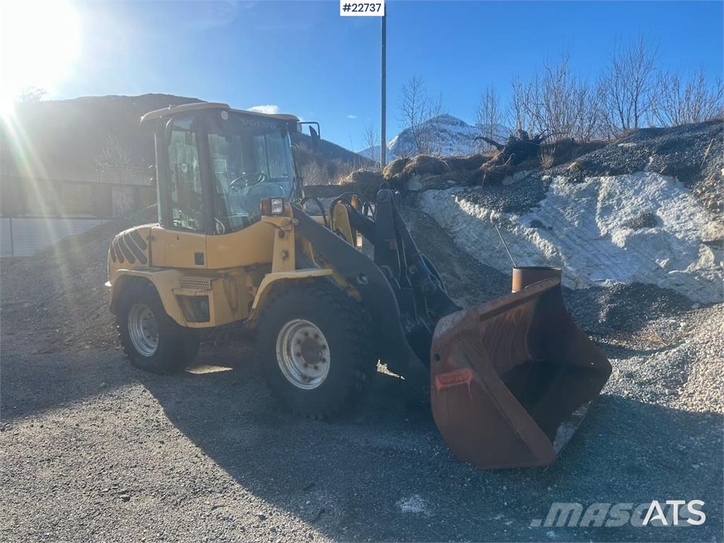 Volvo L35B wheel loader w/ bucket, pallet forks and new 輪胎式裝載機