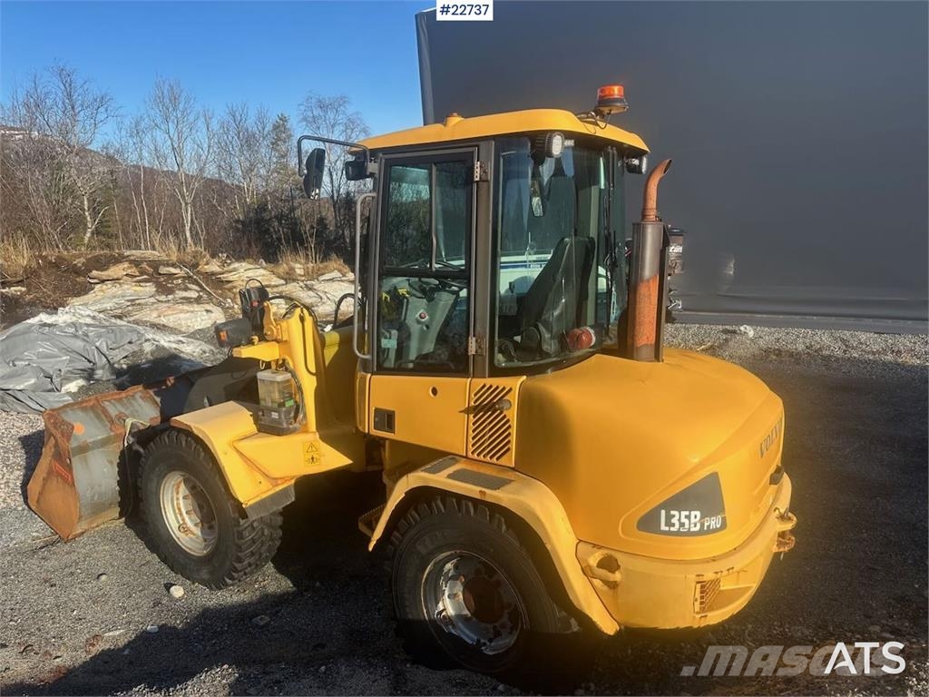Volvo L35B wheel loader w/ bucket, pallet forks and new 輪胎式裝載機