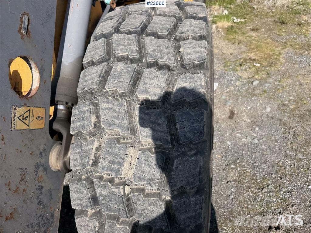 Volvo L50C wheel loader with bucket, good tires and over Iekrāvēji uz riteņiem