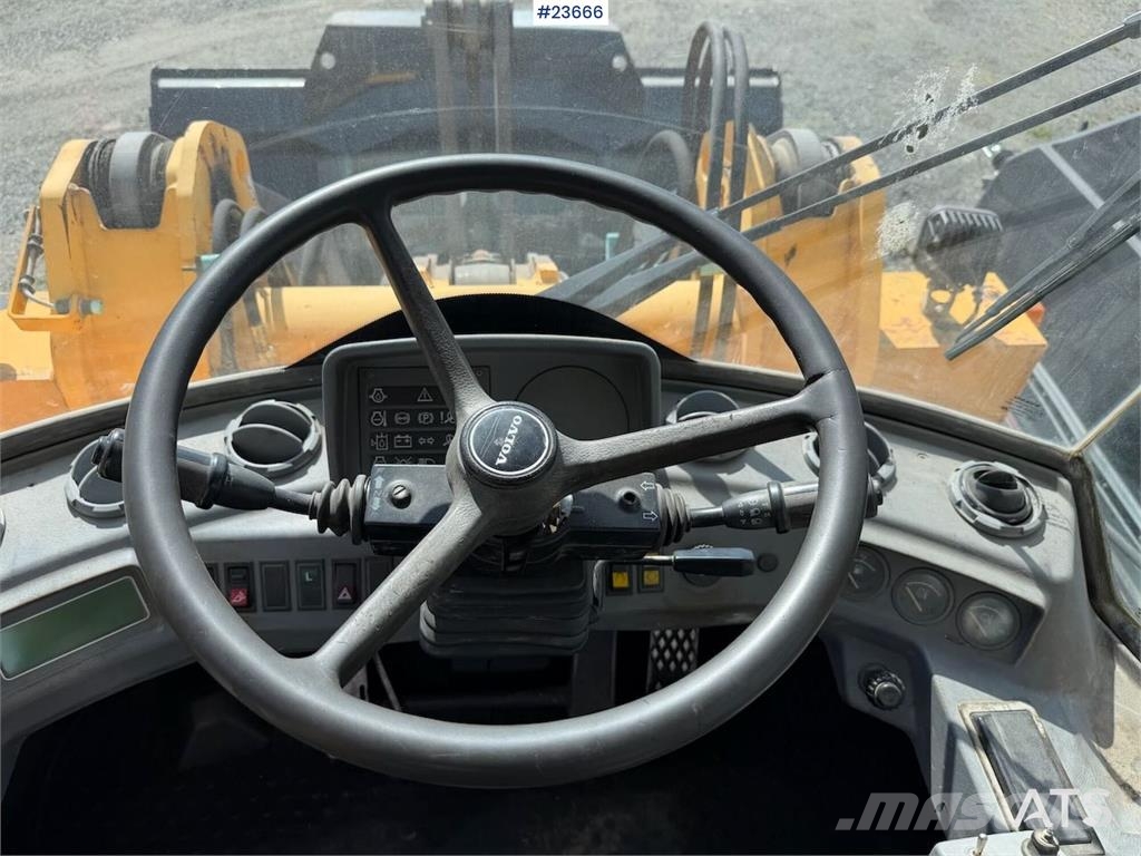 Volvo L50C wheel loader with bucket, good tires and over Iekrāvēji uz riteņiem