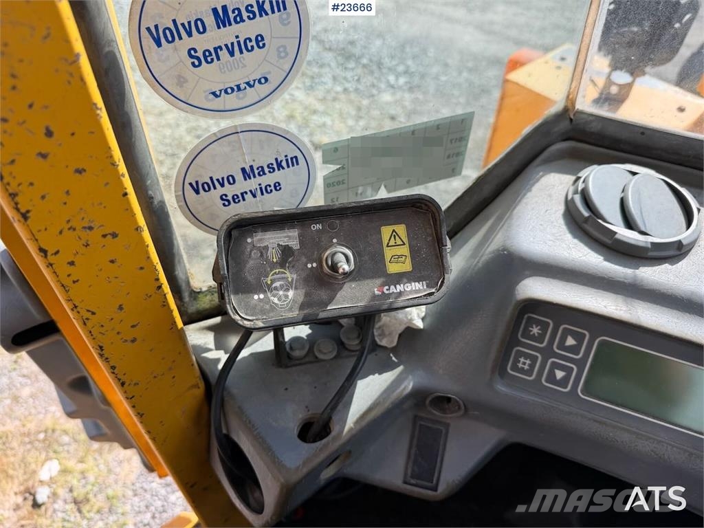 Volvo L50C wheel loader with bucket, good tires and over Iekrāvēji uz riteņiem