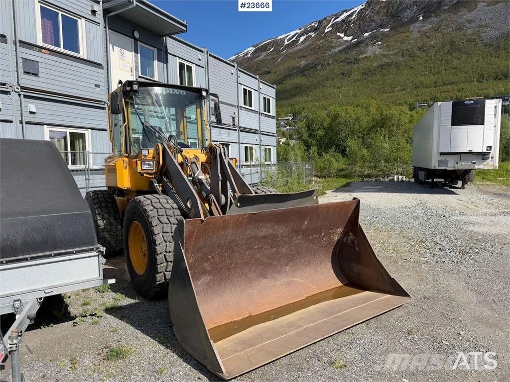 Volvo L50C wheel loader with bucket, good tires and over Iekrāvēji uz riteņiem