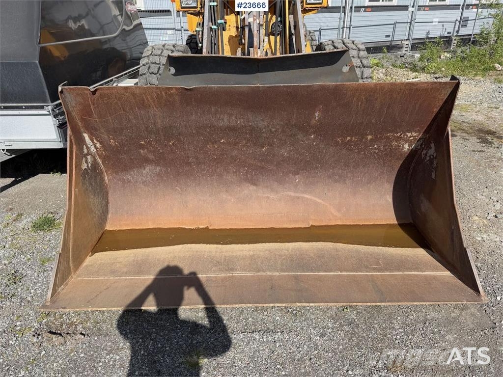 Volvo L50C wheel loader with bucket, good tires and over Iekrāvēji uz riteņiem