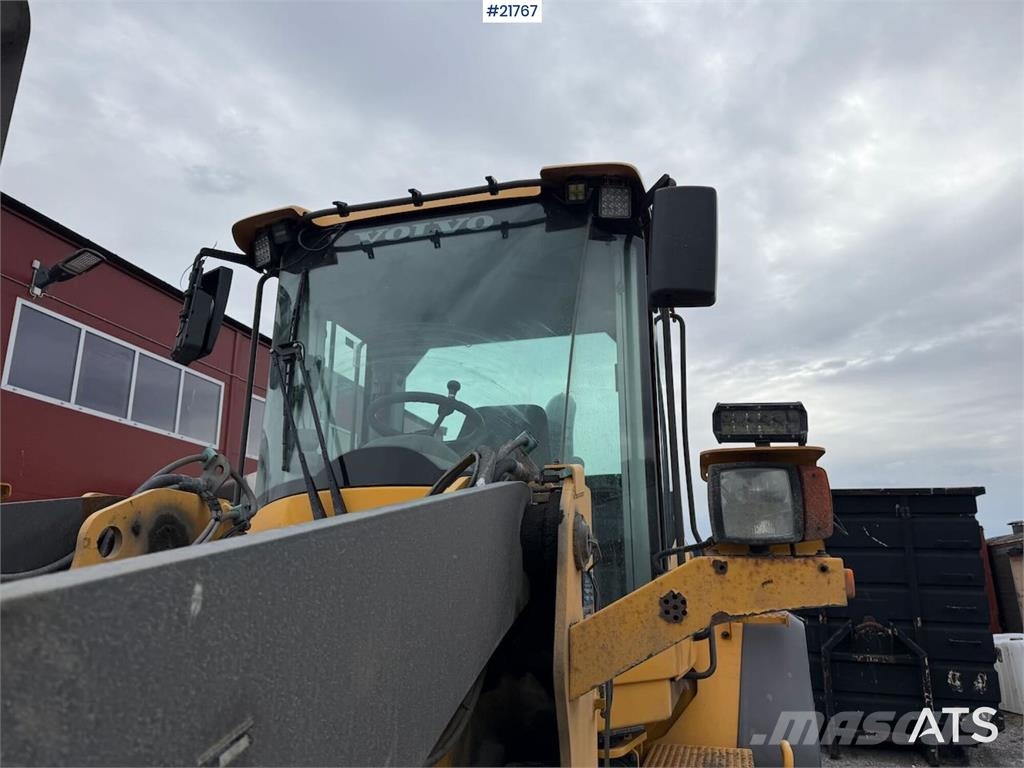 Volvo L90F wheel loader w/ Volvo gravel bucket. WATCH VI Φορτωτές με λάστιχα (Τροχοφόροι)