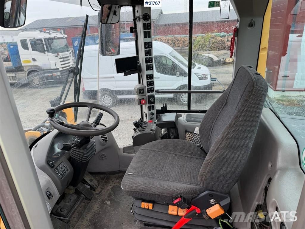 Volvo L90F wheel loader w/ Volvo gravel bucket. WATCH VI Φορτωτές με λάστιχα (Τροχοφόροι)