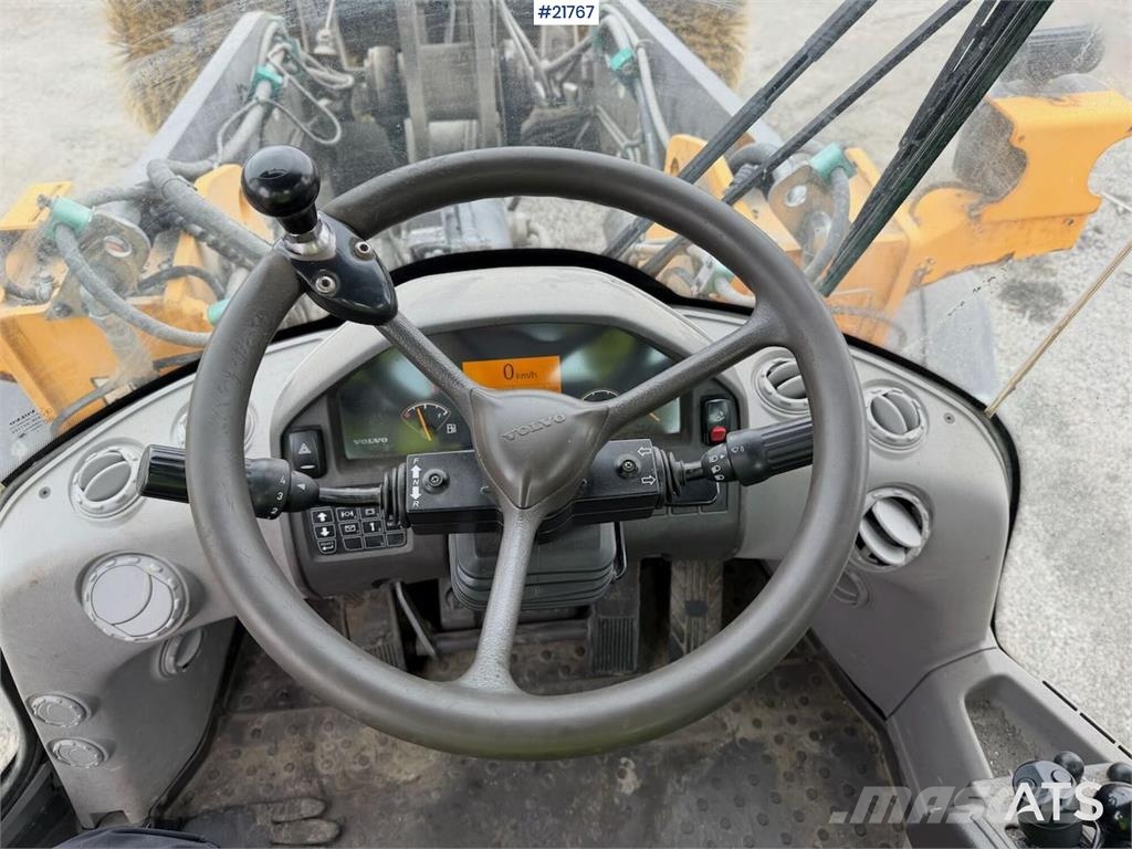 Volvo L90F wheel loader w/ Volvo gravel bucket. WATCH VI Φορτωτές με λάστιχα (Τροχοφόροι)