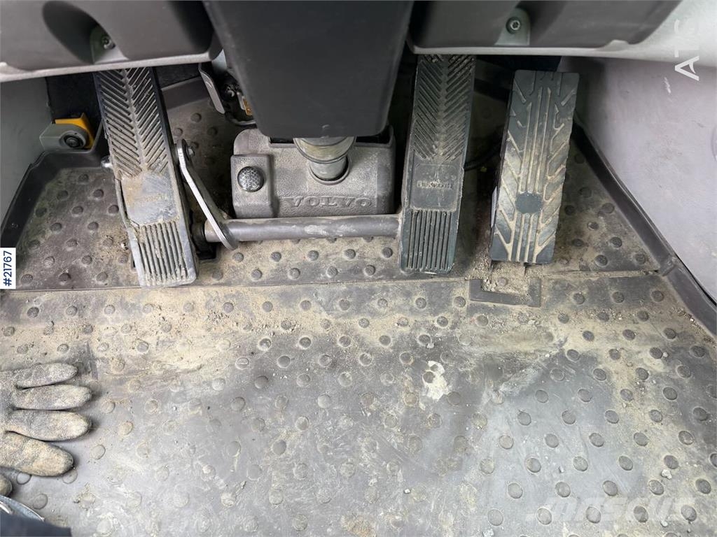 Volvo L90F wheel loader w/ Volvo gravel bucket. WATCH VI Φορτωτές με λάστιχα (Τροχοφόροι)