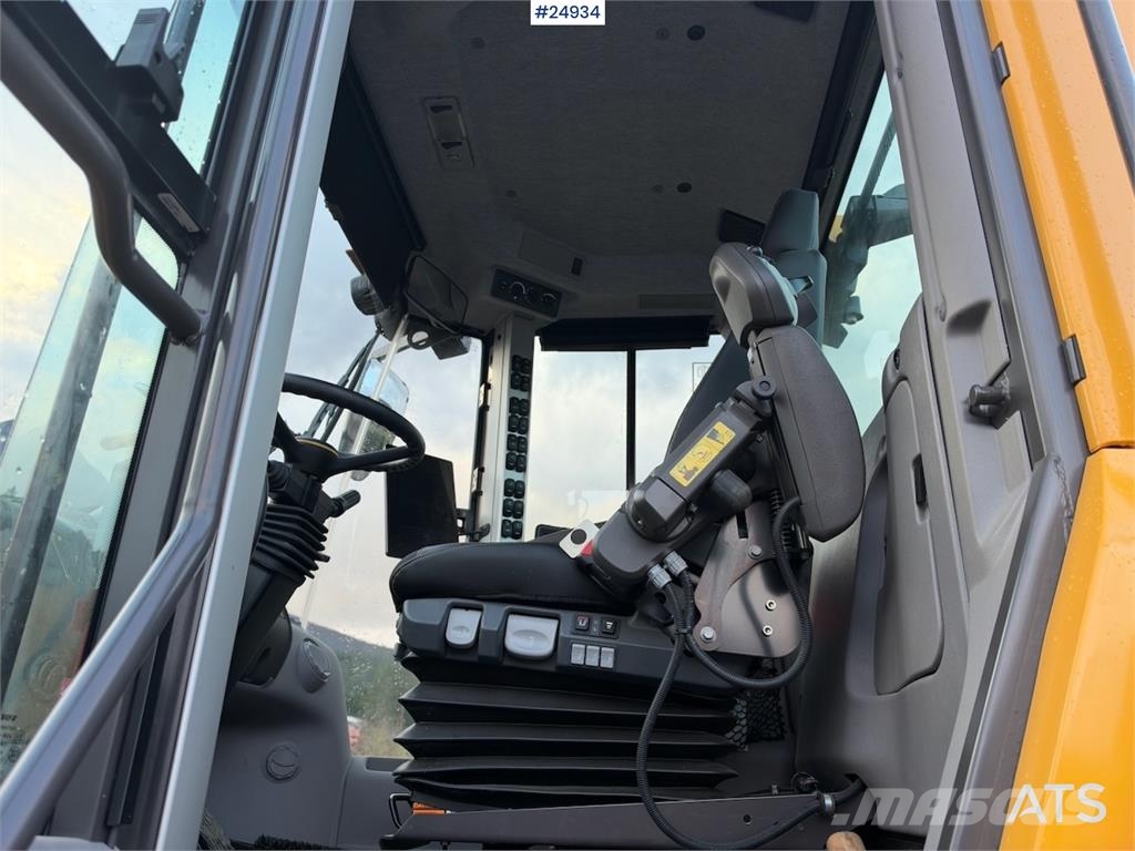 Volvo L90H Wheel loader – 239 hours! لوادر بعجل