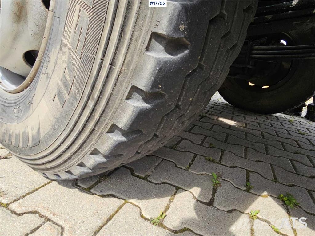 Iveco Trakker +EFFER 210 3s Camiones grúa
