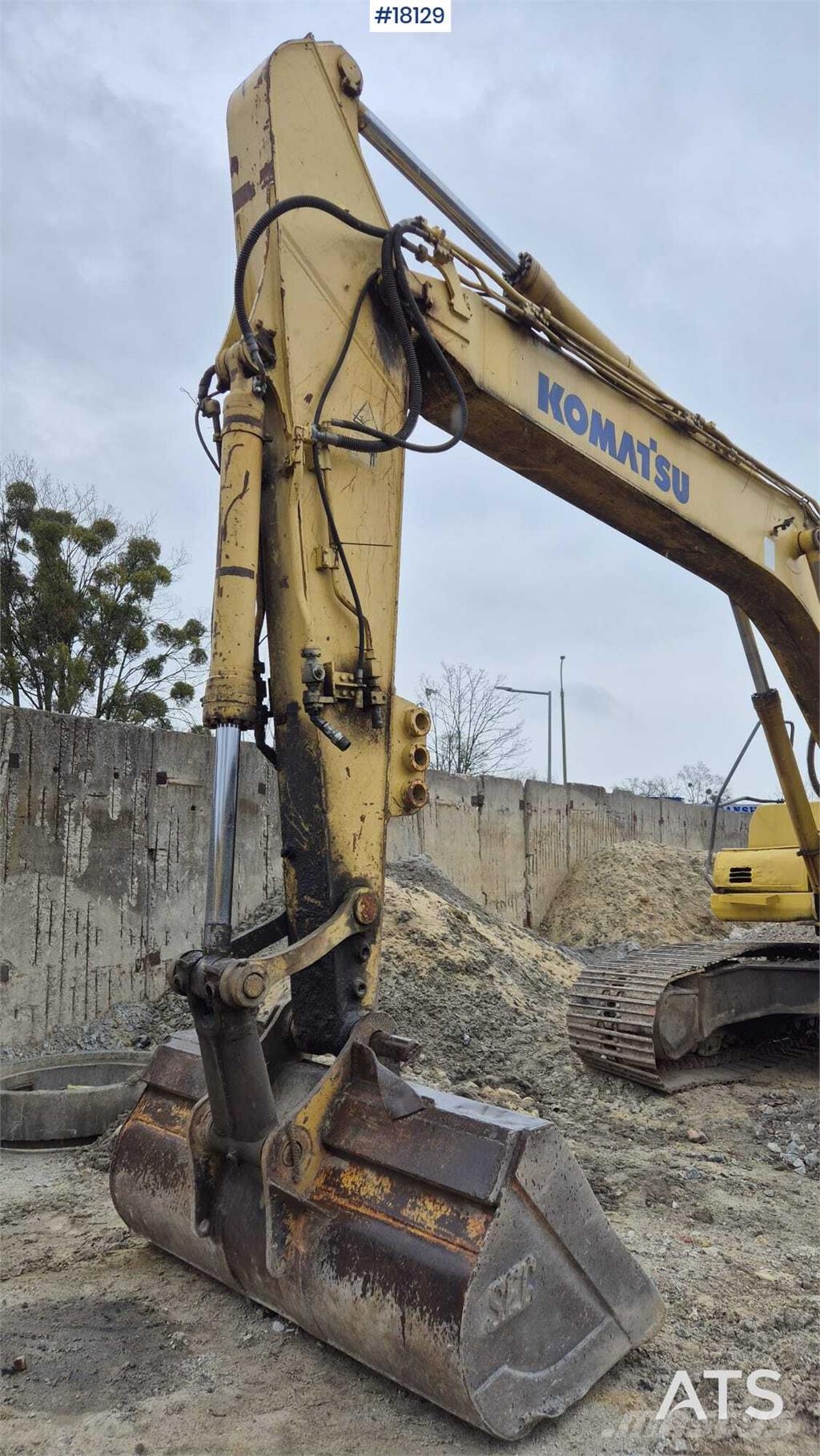 Komatsu PC240LC-8 حفارات زحافة