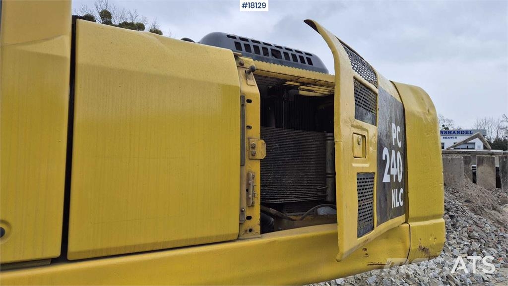 Komatsu PC240LC-8 حفارات زحافة