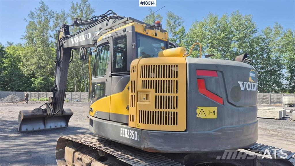 Volvo ECR235 DL حفارات زحافة