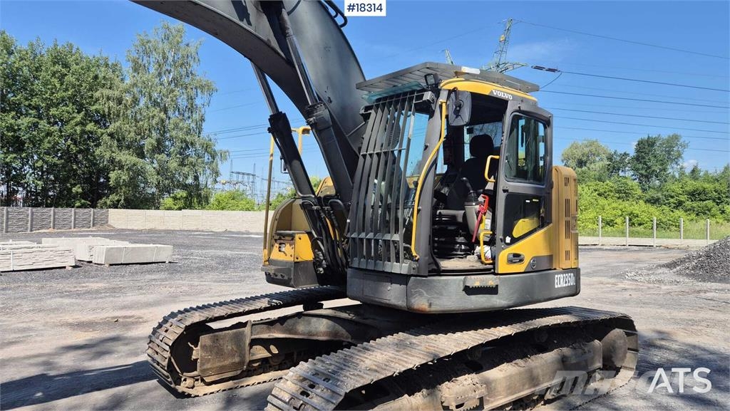 Volvo ECR235 DL حفارات زحافة