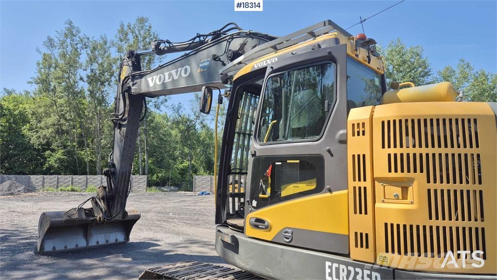 Volvo ECR235 DL حفارات زحافة