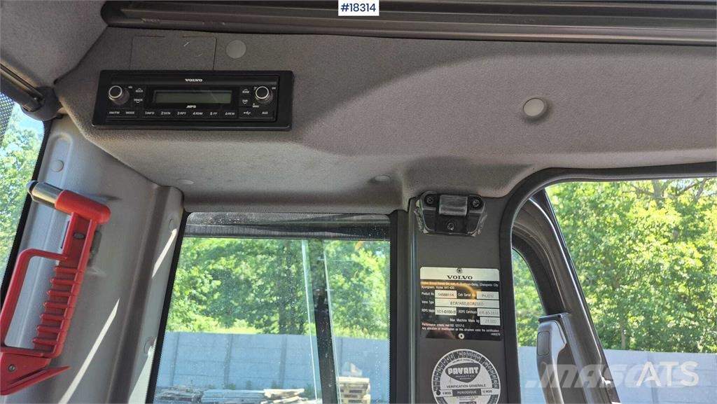 Volvo ECR235 DL حفارات زحافة