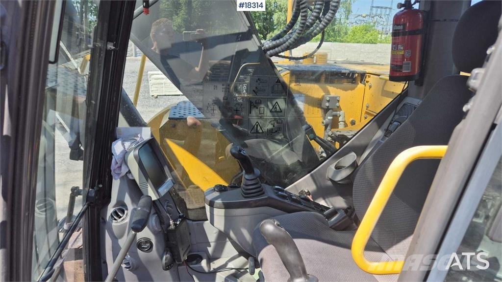 Volvo ECR235 DL حفارات زحافة