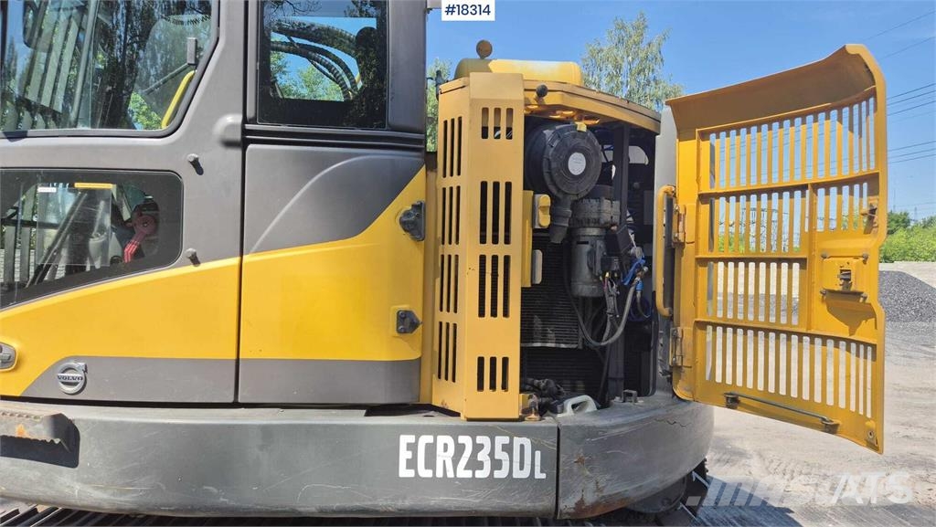Volvo ECR235 DL حفارات زحافة