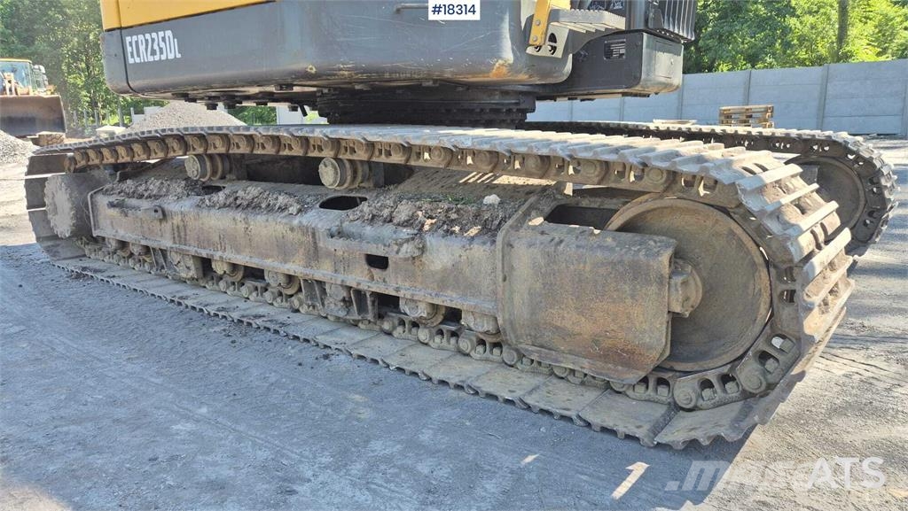 Volvo ECR235 DL حفارات زحافة
