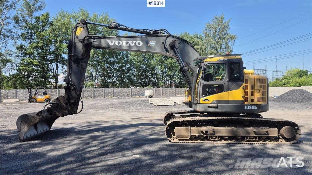 Volvo ECR235 DL حفارات زحافة