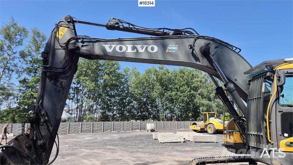 Volvo ECR235 DL حفارات زحافة