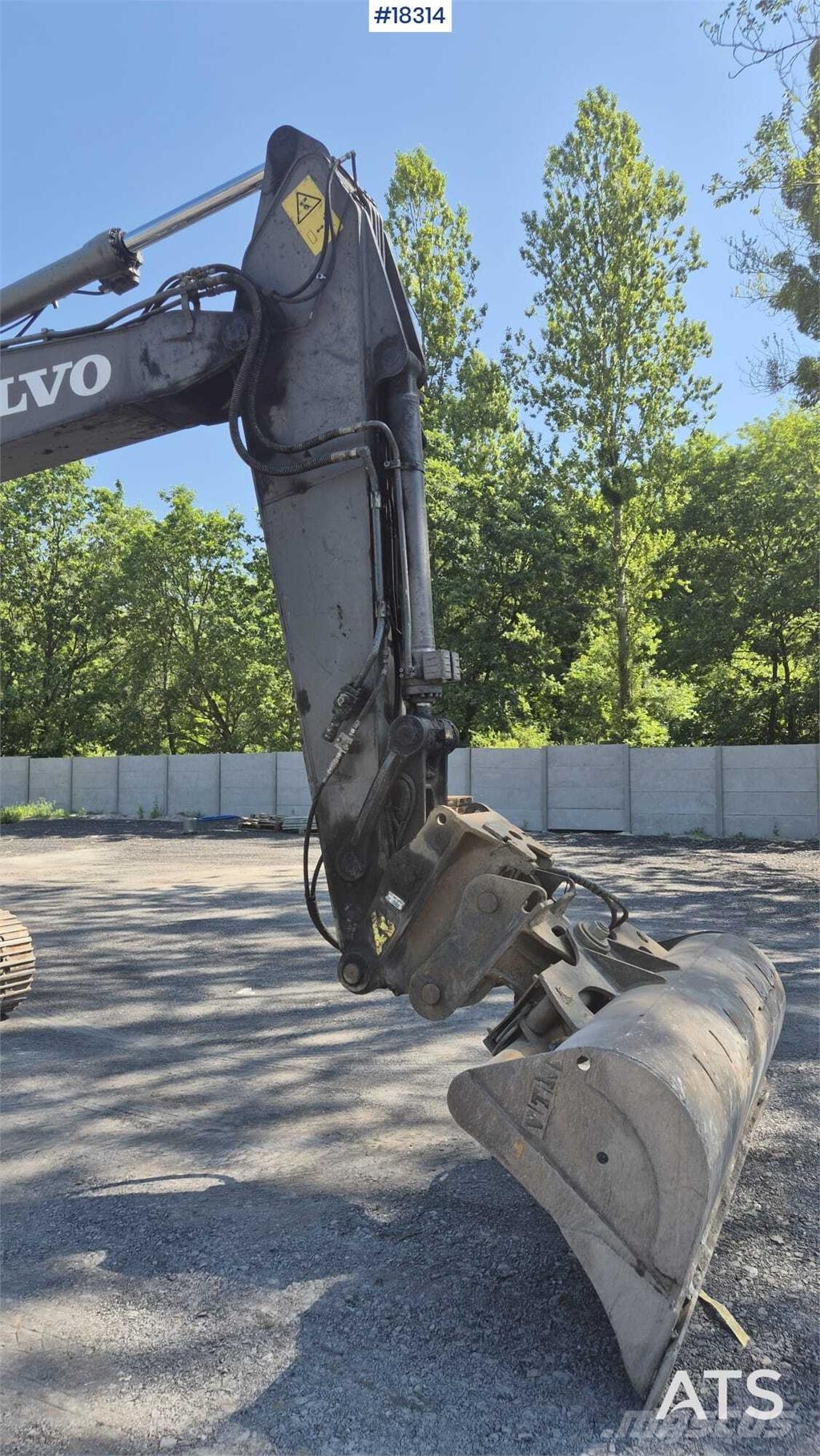 Volvo ECR235 DL حفارات زحافة