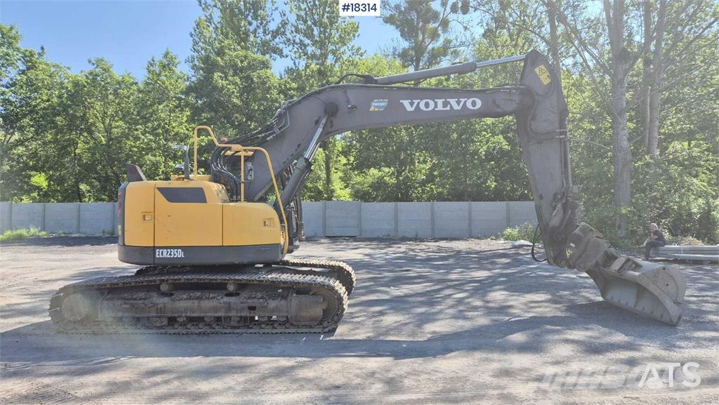 Volvo ECR235 DL حفارات زحافة