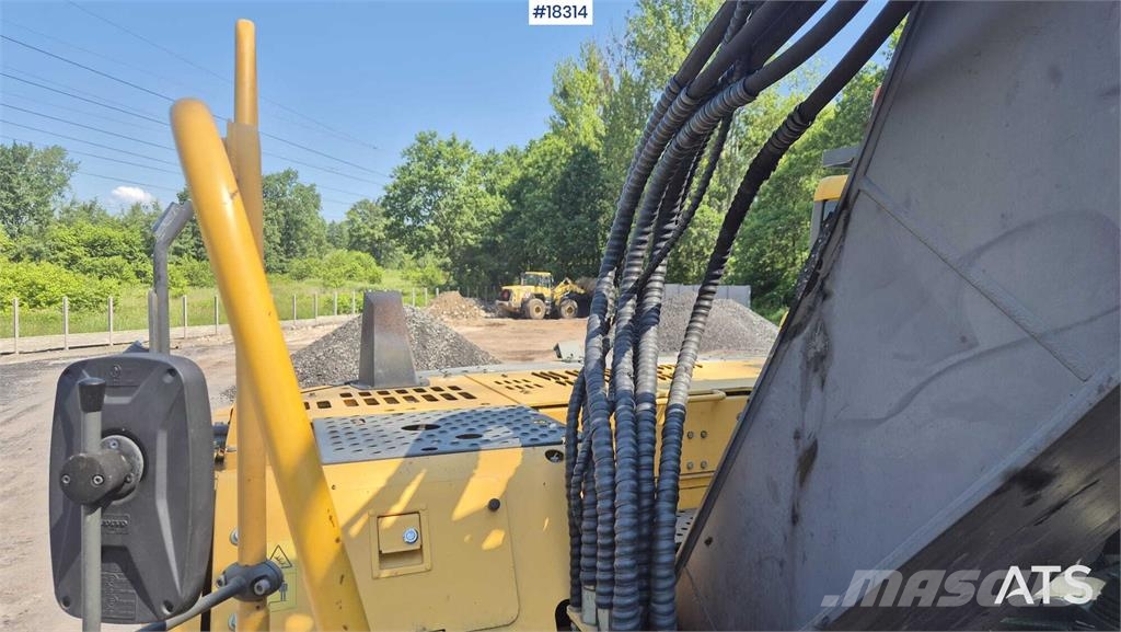 Volvo ECR235 DL حفارات زحافة