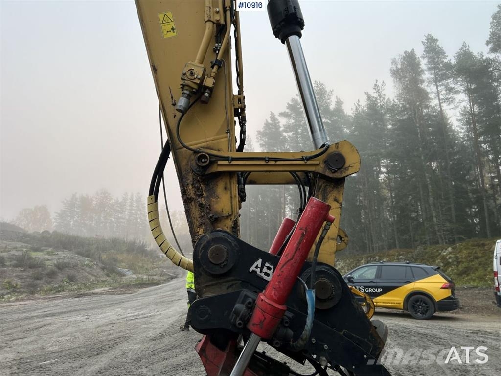 CAT 324 ELN Excavator with Bucket Crawler excavators