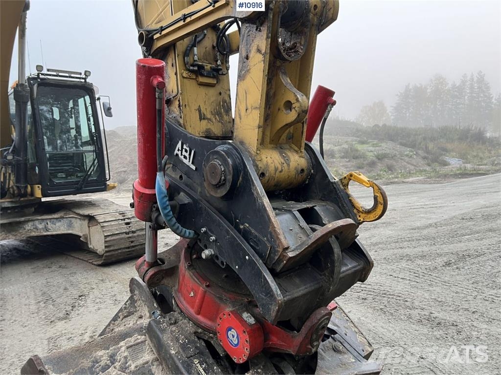 CAT 324 ELN Excavator with Bucket Crawler excavators