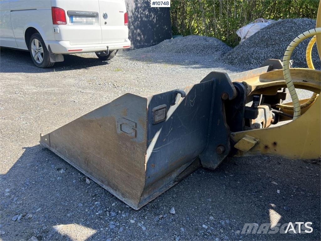 CAT 906M Wheel Loader with Multiple Attachments لوادر بعجل