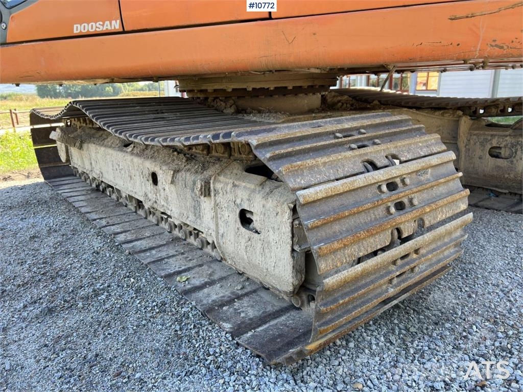 Doosan DX 140 LC with grading bucket Rupsgraafmachines