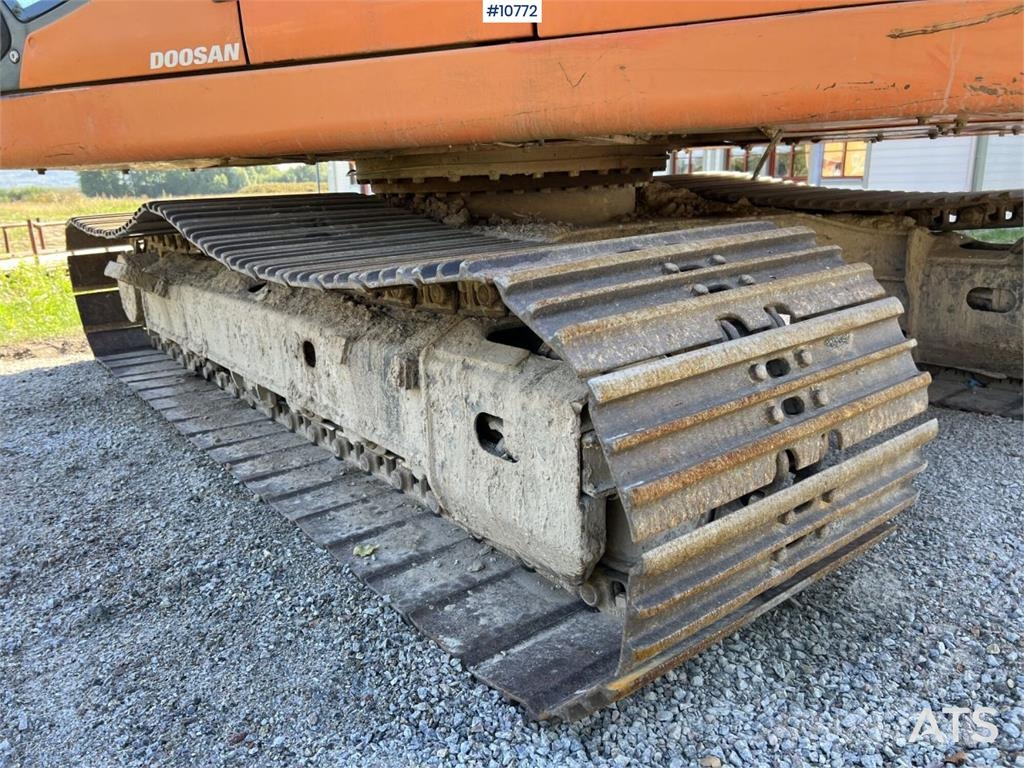 Doosan DX 140 LC with grading bucket Rupsgraafmachines